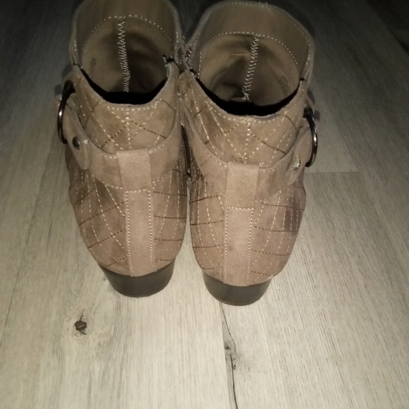 Boot - Picture 3 of 5